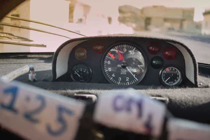 Tempo ist marginal, Drehzahl ist wichtig. Bei 7000 Touren beginnt der rote Bereich, bis 8000/min darf der Zwölfzylinder drehen.