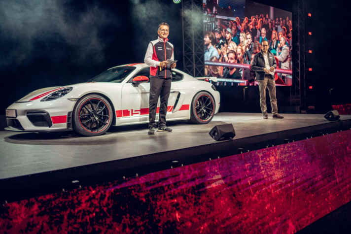 Alexander Pollich, Geschäftsführer der Porsche Deutschland GmbH und Alexander Fabig, Leiter Individualisierung und Classic der Porsche AG, präsentieren die 718 Cayman GT4 Sports Cup Edition beim SportscarTogether Day (l-r).