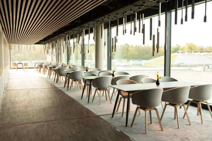 Das Restaurant im Kundenzentrum des Porsche Experience Center bietet einen erstklassigen Blick auf die Rennstrecke.