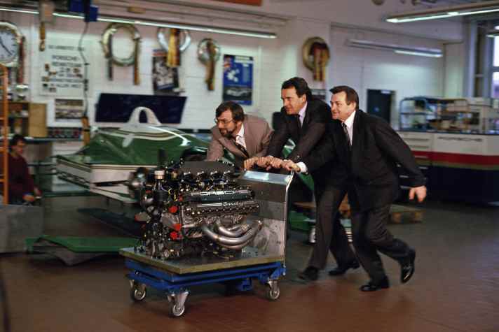 Hans-Joachim Esch, Helmut Flegl und Hans Mezger (v.l.n.r.) mit dem Motor vom Typ 2708, 1990.