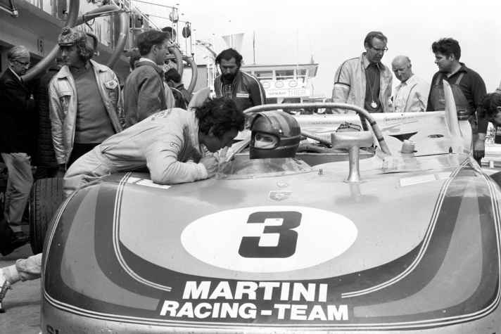 1971: Nürburgring, 1.000 km-Rennen - Gérard Larrousse im 908/03 Spyder, links beugt sich Vic Elford zu ihm. Im Hintergrund: 2.v.l. Hans Dieter Dechent, rechts neben ihm Hans Herrmann, ganz rechts Rennmechaniker Fritz Spingler, 3.v.r. Peter Falk.