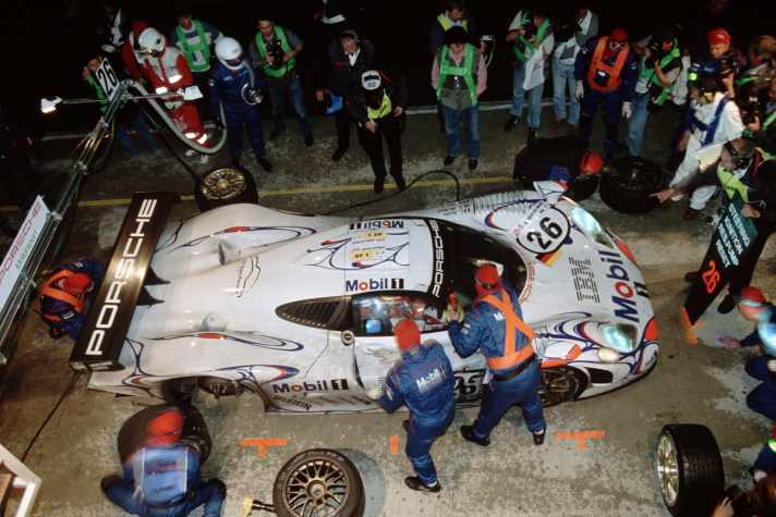 Le Mans 1998: Siegerfahrzeug Porsche 911 GT1 `98 (Nr. 26), Fahrer: Allan McNish, Stéphane Ortelli und Laurent Aiello, im Hintergrund Norbert Singer.