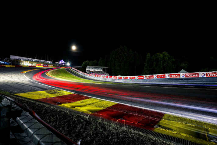 Auch bei Nacht ein Spektakel: Eau Rouge