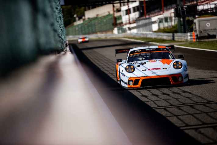 Der Porsche 911 GT3 R wird nahe an der Mauer platziert