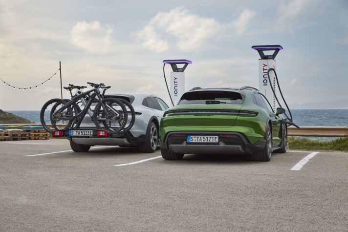 2021_03_Porsche-Taycan-Cross-Turismo-E-Säule