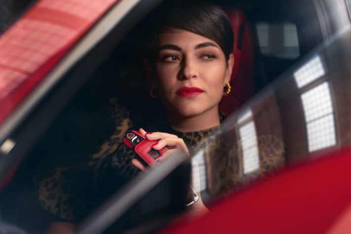 Porsche Exclusive Manufaktur: Taycan Fahrzeugschlüssel und Schlüssetui aus Leder