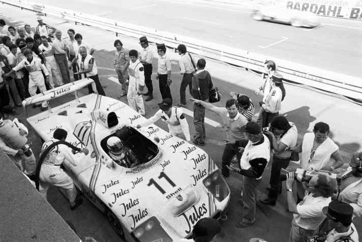 14.06.1981 24-Stunden von Le Mans- Jacky Ickx und Derek Bell (im Fahrzeug) auf einem 936:81 (Nr. 11); Gesamtsieger