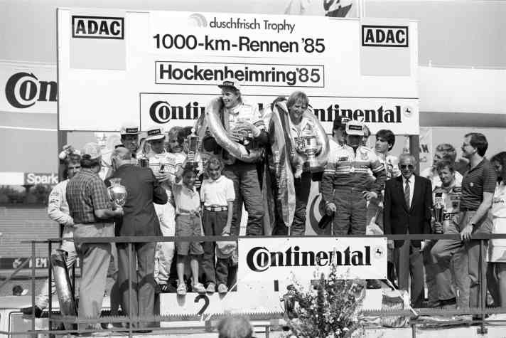 Hans-Joachim Stuck (links) und Derek Bell bei der Siegerehrung bei den 1000 km Hockenheim. Sie gewannen mit einem Porsche 962 C