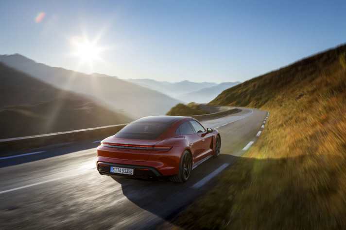 2021_11_Porsche-Taycan-GTS-Fahraufnahme
