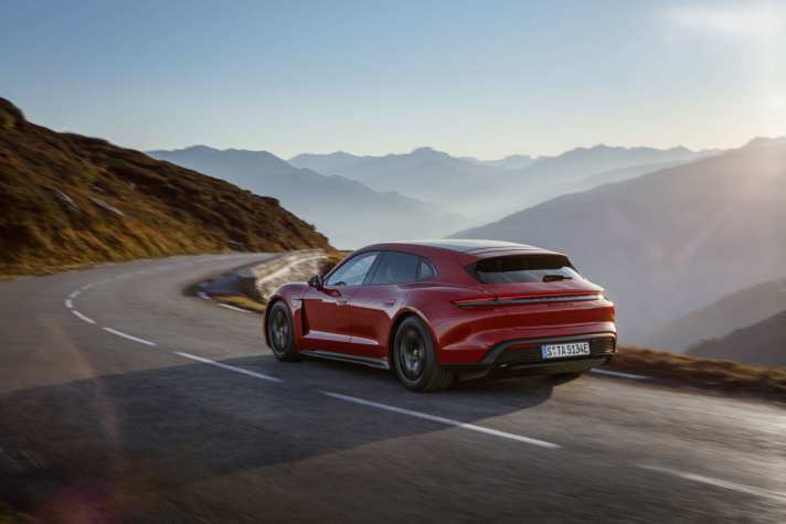 2021_11_Porsche-Taycan-Sport-Turismo-Fahraufnahme