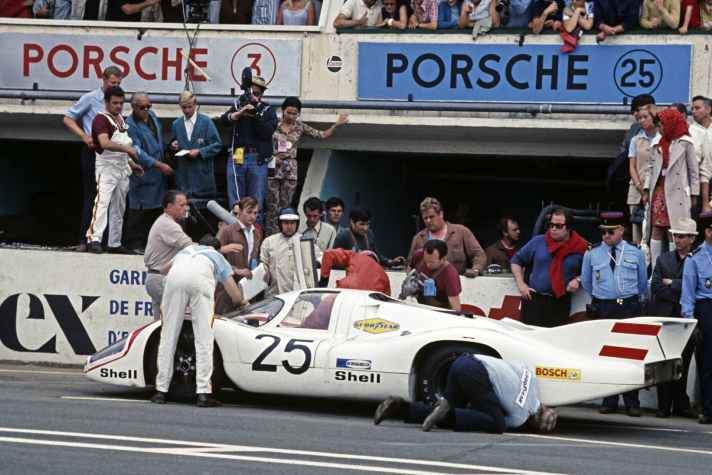 14.06.1970, 24 Stunden von Le Mans: Vic Elford und Kurt Ahrens, jr. auf einem 917 LH Coupé (ausgeschieden). Hinter dem Fahrzeug v.l.n.r.: Helmuth Bott, Gerhard Küchle, Kurt Ahrens, Helmut Flegl, Vic Elford, hinter ihm Roland Bemsel, neben Vic Elford steht Werner Enz.
