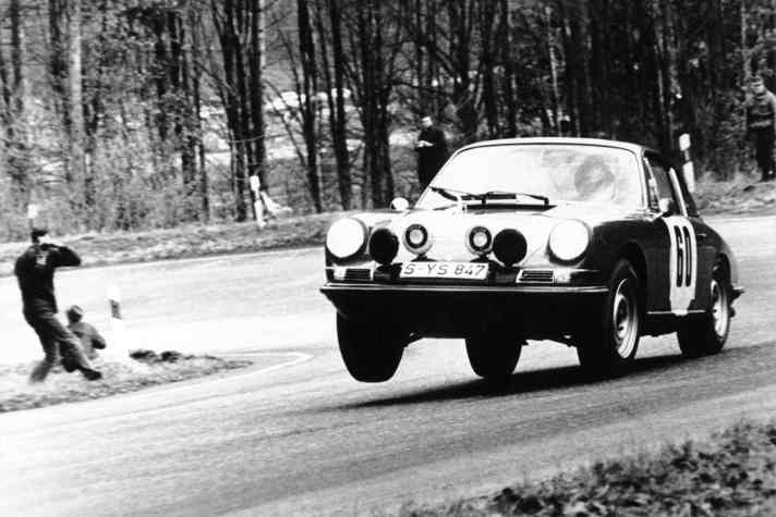1967 Lyon-Charbonnières: Porsche T 2,0 Coupé. Siegerauto mit den Fahrern Vic Elford und David Stone.