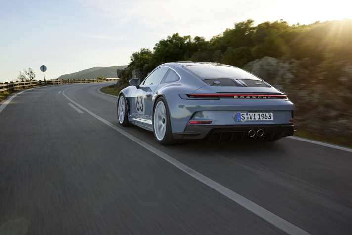 2023_08_Porsche-911-ST-Heck-mit-Heritage-Design-Paket