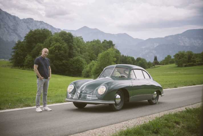 2024_02_Porsche-Fahrer-Chefredakteur-Jan-Henrik-Muche-beeindruckt-vom-Porsche-3562-Gmuend