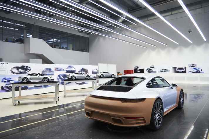 Das im Maßstab 1:3 ausgewählte Entwurfsmodell wird für die weiteren Formfindungen auf das 1:1 Clay-Designmodell übertragen.