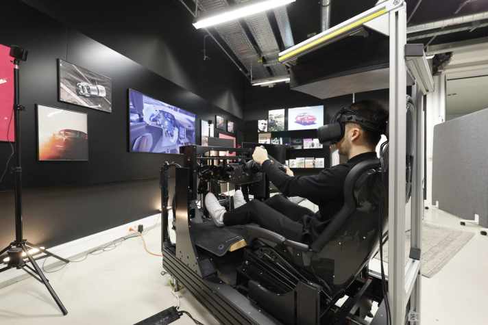 In der sogenannten modularen VR-Sitzkiste sind relevante physische Bauteile wie Sitz und Lenkrad elektromechanisch auf die passende Fahrzeugposition verfahrbar.Setzt der Anwender eine VR-Brille auf und nimmt Platz, verschmelzen reale und virtuelle Welt miteinander. Für die Testperson entsteht ein beeindruckend realistischer Eindruck des neuen Interieurs.