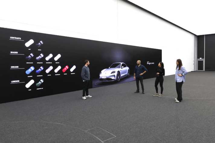 Die LED-Wand in der Präsentationshalle des Design-Studios erreicht mit einer Breite von 16,5 Metern die Dimensionen eines Kinos, zusammengesetzt aus insgesamt 972farbecht kalibrierten LED-Kacheln mit einer horizontalen Auflösung von 10 K. Hierauf finden mehrere virtuelle Designmodelle in Lebensgröße nebeneinander Platz, ergänzt durch weitere Inhalte als Entscheidungsgrundlage.