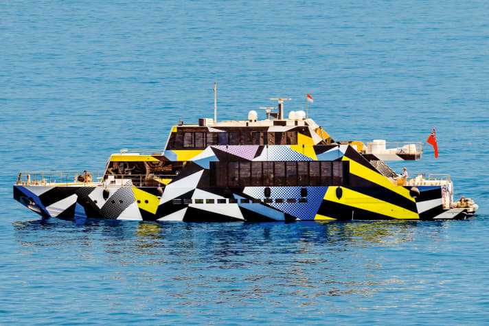 Eine der ungewöhnlichsten Yachten: An Bord der "Guilty" im bunten Dazzle-Schifftarnungsstil befinden sich zahlreiche Kunstwerke, um die das Interior herum geplant wurde