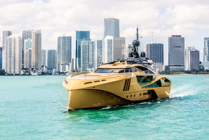 Yacht with a sharp-edged design: the side wavepiercer floats of the "Khalilah" reduce rolling movements at anchor