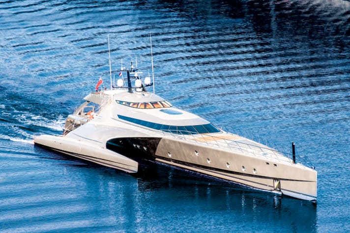 Die "Galaxy of Happiness" ist einer der längsten Trimarane der Welt. Außerdem soll er 40 Prozent weniger Energie verbrauchen als ein Monohull