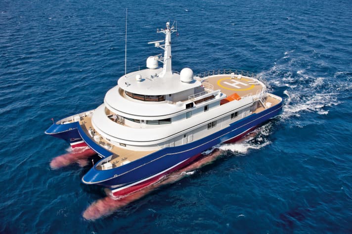 Because the wife of the owner of the "Silver Cloud" was seasick, he had a yacht built with special hulls. Even high waves don't bother her