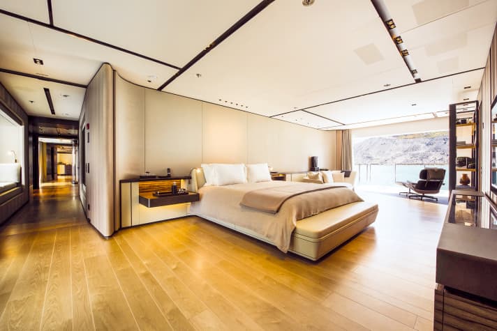 Suite of the "Cloudbreak"