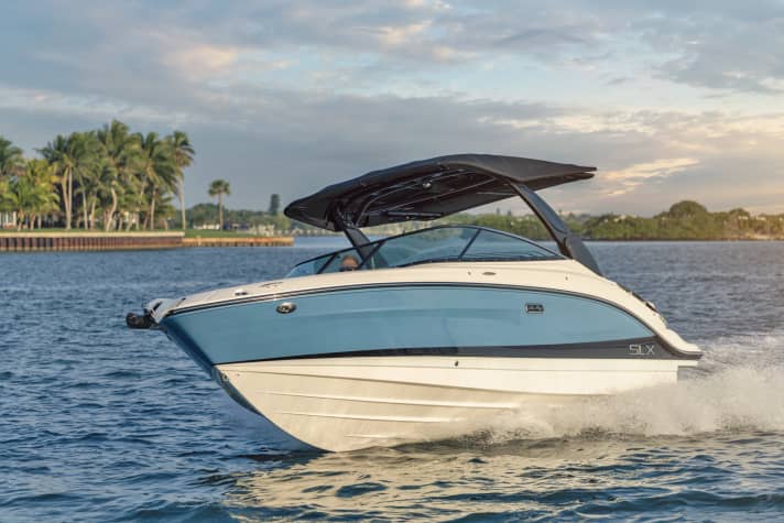 The Sea Ray SLX 260 wins in the "Motorboats up to 10 metres" category