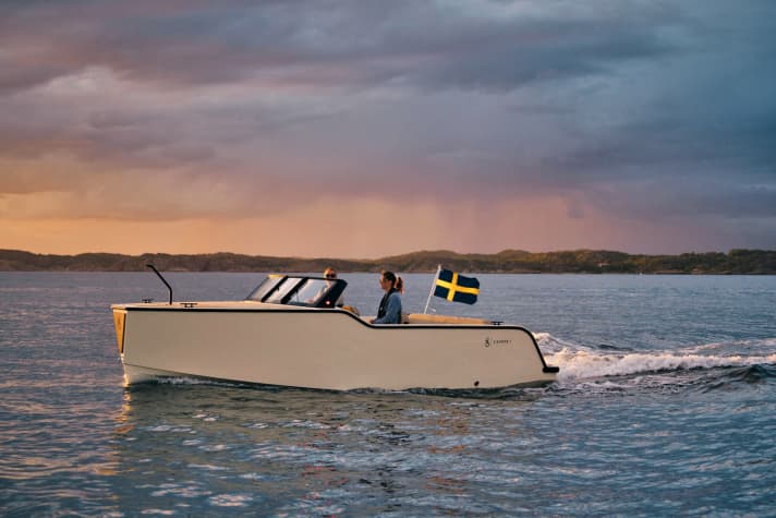 The X Shore 1 wins in the "Electric Boats" category