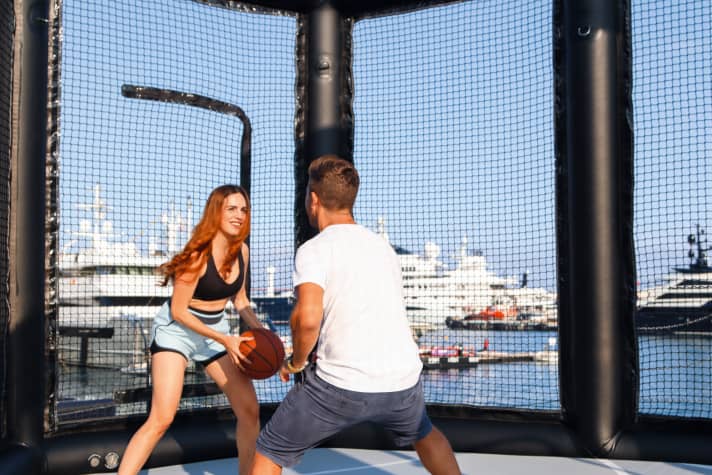 Stabiles Gerüst: Der Schutzkäfig ist in 30 Minuten aufgepumpt und festgelascht. Die Pfeiler übernehmen die Drop-Stitch-Konstruktion von iSUP-Boards