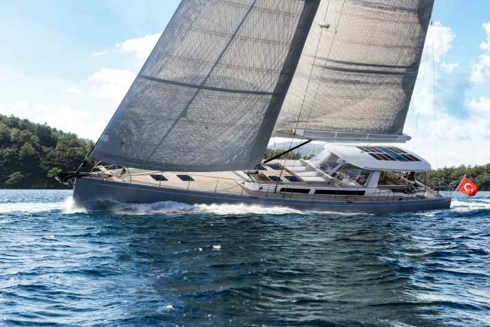 Zum ersten Mal präsentiert die türkische Marke Mishi Yachts eines ihrer Schiffe in Monaco. Die 26,82-Meter-Slup entstand aus Carbon.