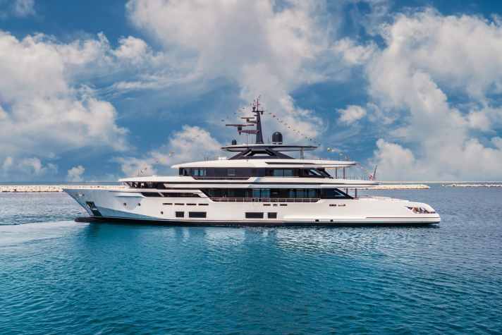 Die zur Ferretti-Gruppe gehörende Marke Custom Line bringt ihr 49,90 Meter langes Flaggschiff mit. Erstmals aus Aluminium.