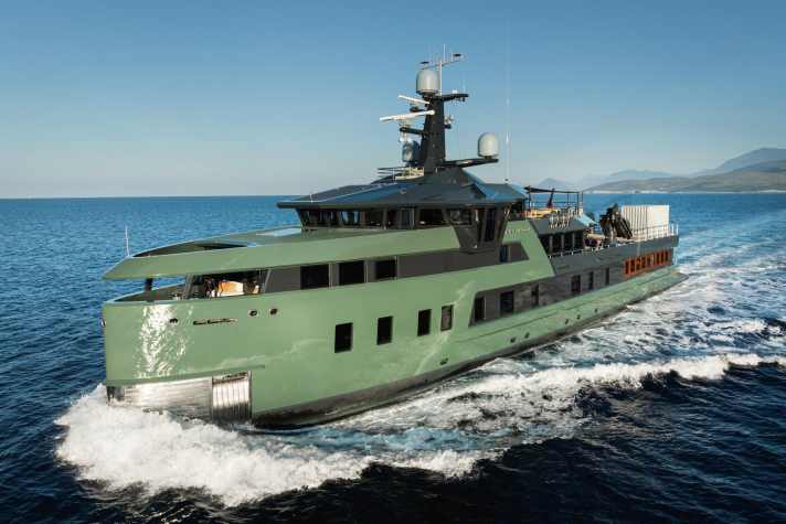 Mit ihrem olivgrünen Rumpf zieht der 58-Meter-Explorer aus Damen Yachting-Hallen die Blicke auf sich und wird verchartert.