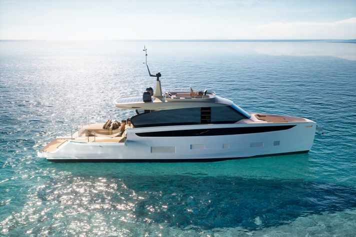 Azimut feiert die Weltpremiere der Seadeck 6 (17,50 m). Die kaum ältere Schwester Seadeck 7 und die neue Fly 62 bereichern den Azimut-Kai.