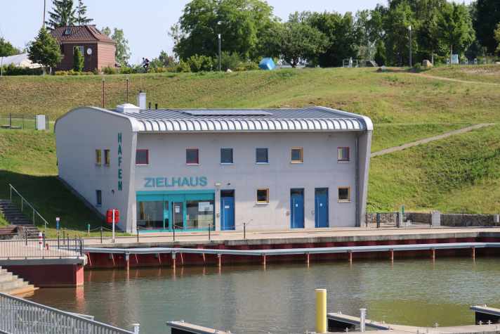 Still deserted: finished years ago, the harbour on Lake Großräschen is just waiting for guests.