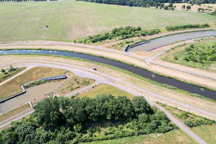 Il primo collegamento navigabile, inaugurato nel 2013: Con due tunnel, il canale di Koschen passa sotto lo Schwarze Elster e una strada principale.