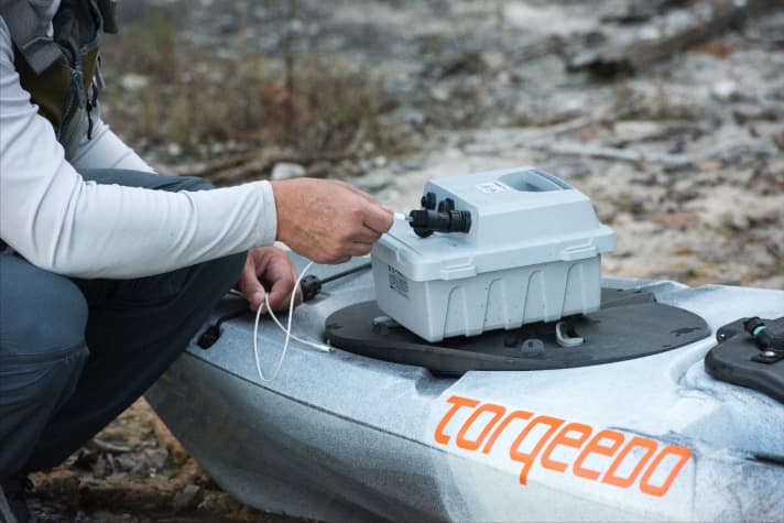 Mit dem neuen 915 Wh Hochleistungs-Lithium-Akku bietet der Torqeedo Ultrlight 403 C eine 2,85-mal höhere Akkukapazität als der Ultralight 403, wiegt aber gerade mal 1,7 kg zusätzlich | ch