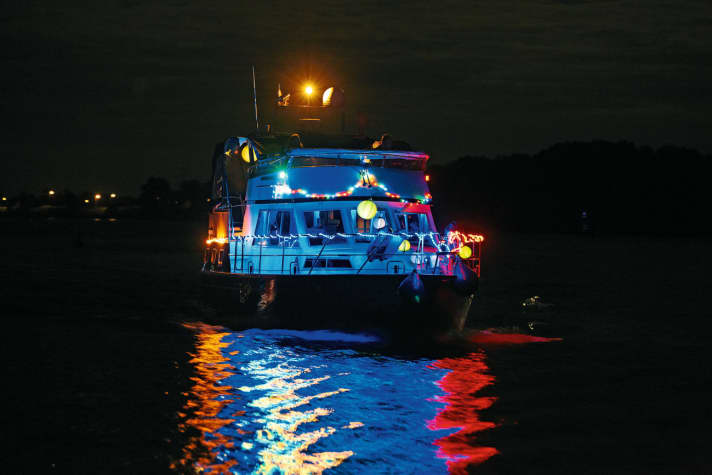   Because LED lamps are so economical, they offer completely new application possibilities. On festive occasions, the entire boat can easily be illuminated from the outside