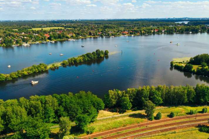 Drohnen-Blick aus NW auf die einstigen Sperranlagen am Nieder Neuendorfer See