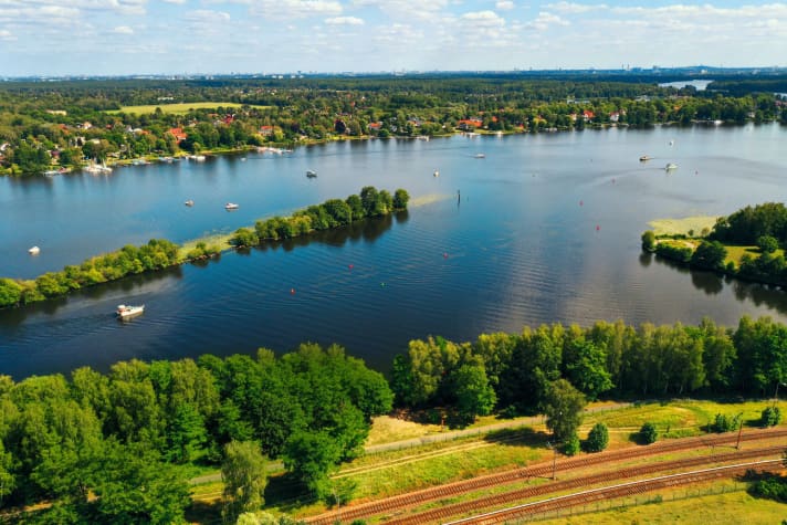   Drohnen-Blick aus NW auf die einstigen Sperranlagen am Nieder Neuendorfer See