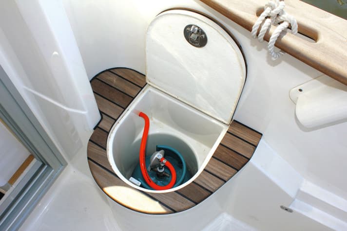  Optimum solution. The storage box integrated on the shipyard side with a continuously falling drain (19 mm) at the deepest point and mouth with on-board outlet, at least 75 mm above the waterline