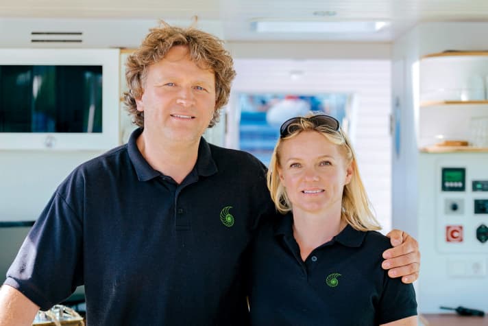 Mit zündenden Hausboot-Ideen auf Expansionskurs: Andreas Hoffmann und Dörte Schiemang haben die Weichen für die Zukunft ihres Unternehmens gestellt. Noch werden die Nautilus-Modelle in der Werfthalle in Köpenick gebaut. Im Sommer soll der Neubau in Niederlehme fertig sein. | n.