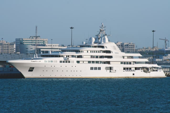 4. Dubai
 	Nach Baustopp im Jahr 1997 erwarb Scheich Mohammed bin Ra­shid Al Maktoum den 1995 gestarteten Rohbau 2001 von Blohm +
 	Voss. Den von Andrew Winch Designs gestylten Siebendecker finalisierte Platinum Yachts in Dubai. Die Staatsyacht verfügt über Kino, Disco, Squash-Court, Hummertank und einen Speisesaal für 90 Gäste. | e.