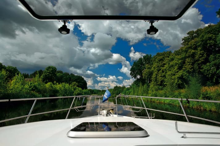   Holiday atmosphere on the Upper Havel Waterway: even the Voss Canal, which forms the section south of Zehdenick, looks very natural.