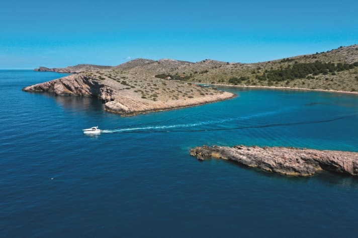 With our charter boat Bavaria Sport 35 HT we sail from Piškera out onto the open Adriatic Sea