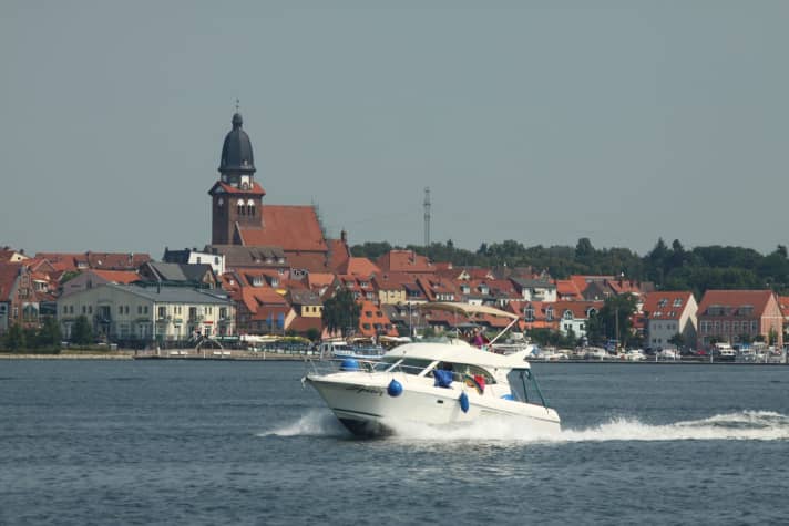   Gleitfahrt vor der Kulisse von Waren ist künftig nicht mehr erlaubt: Ab dem 1. Juni gilt auf de Binnenmüritz eine zulässige Höchstgeschwindigkeit von 12 km/h.