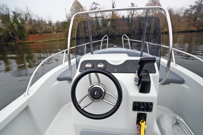 The helm station of the Capelli Freedom 18