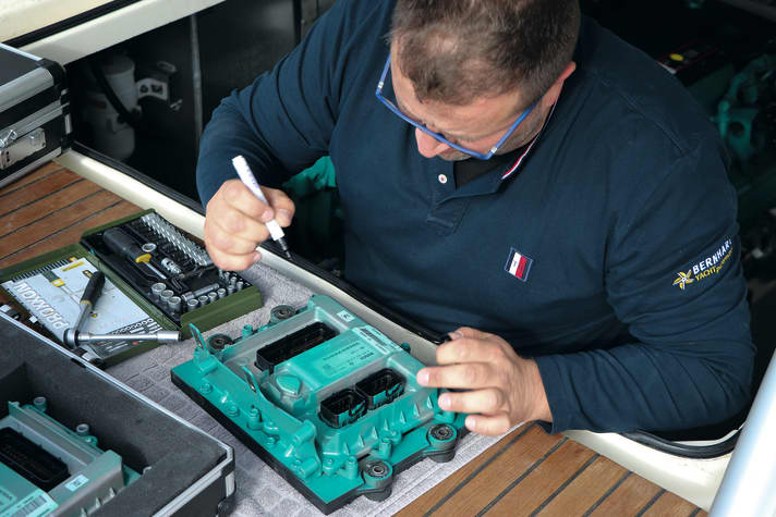 Stephan Bernhart demontiert die beiden Steuergeräte der Prestige 440S und programmiert sie über Nahctin seinem Hotelzimmer um.