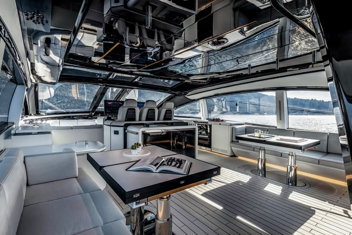 Open space: In contrast to the clearly divided lower deck, the main deck surprises with an open floor plan. XL windows make the saloon appear bright