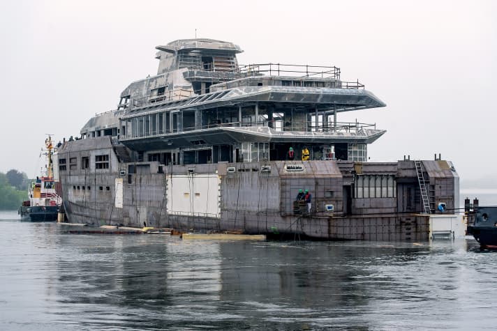 Steel-aluminium hull: Project "1601" was first launched by Lürssen-Kröger in summer 2020. The light-coloured hatch in the steel hull probably belongs to the beach club. Flaps in the bow suggest that the tenders are stored at the front.