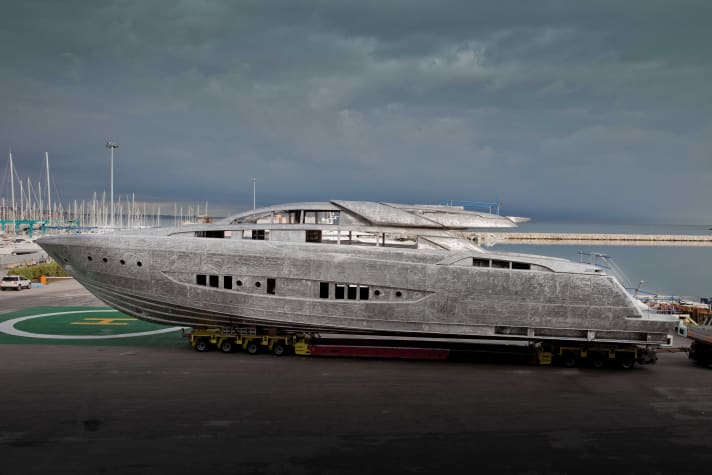 Riva-Flaggschiff: Der 37-Meter-Gleiter entsteht bei CRN aus Alu, die Ablieferung der 122‘ Mythos ist im April geplant. | t.